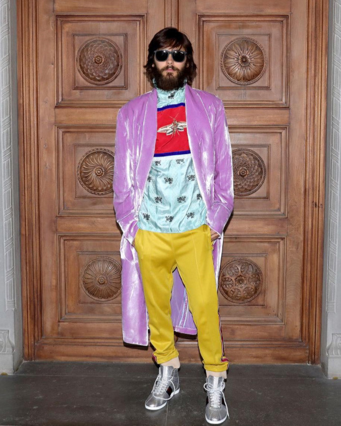 Nam diễn viên Jared Leto gây chú ý với set đồ màu sắc diêm dúa. Anh kết hợp quần vàng chanh với áo choàng nhung, sneakers ánh bạc. 
