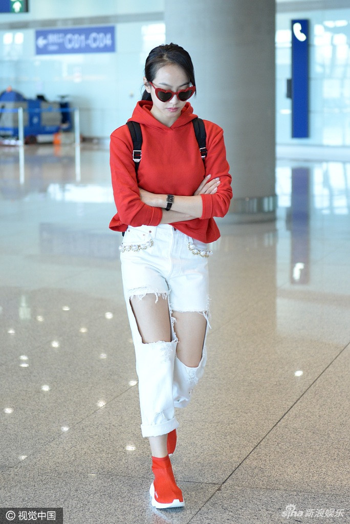 Người đẹp chuyển sang phong cách thể thao khi phối jeans trắng cùng áo hoodie cùng mẫu giày hiệu Balenciaga màu đỏ đồng điệu. 
