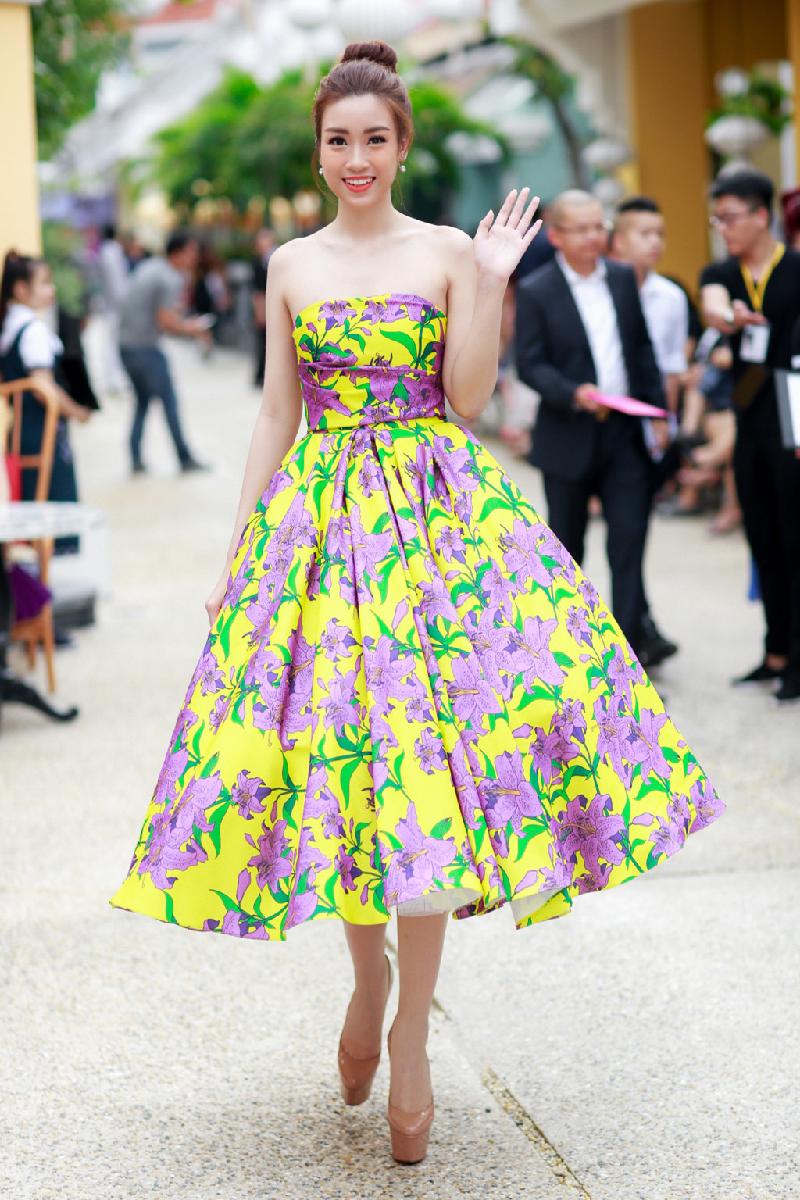 Đỗ Mỹ Linh diện bộ váy có thiết kế tương tự đàn chị Linh Nga, tuy nhiên màu sắc rực rỡ hơn. Điều này giúp Hoa hậu Việt Nam 2016 nhận được nhiều sự chú ý ngay khi vừa xuất hiện.