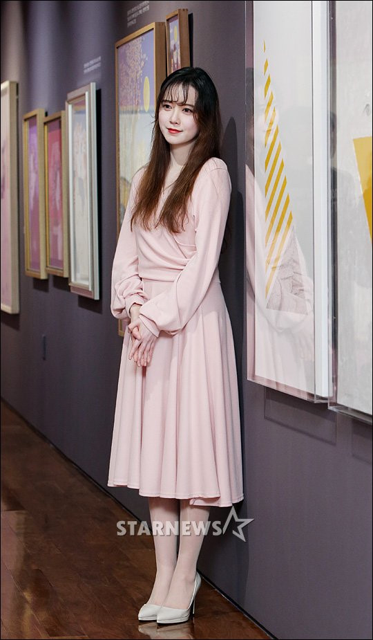 Nữ diễn viên diện bộ váy hồng phấn nữ tính, trang điểm khá đậm với lớp phấn dày và son môi đỏ rực. Bộ váy có phom rộng rãi khiến Goo Hye Sun trông gầy gò hơn.