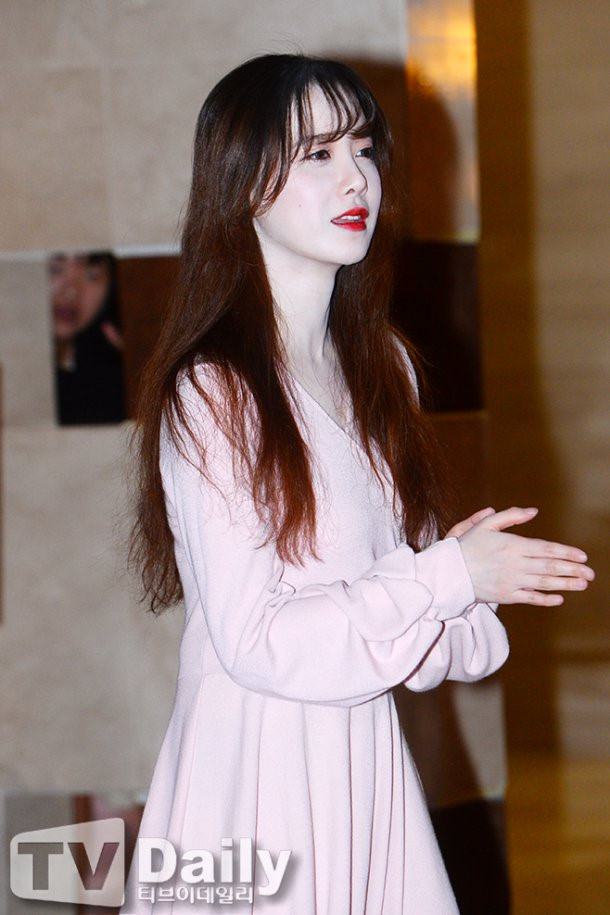 Goo Hye Sun vốn có làn da trắng sứ tự nhiên nhưng vẫn trang điểm đậm. Gương mặt dày cộp phấn khiến cô trông già và diện mạo lòe loẹt hơn. Gần đây, nữ diễn viên 32 tuổi cùng chồng trẻ là diễn viên Ahn Jae Hyun tham gia một dự án nghệ thuật. 