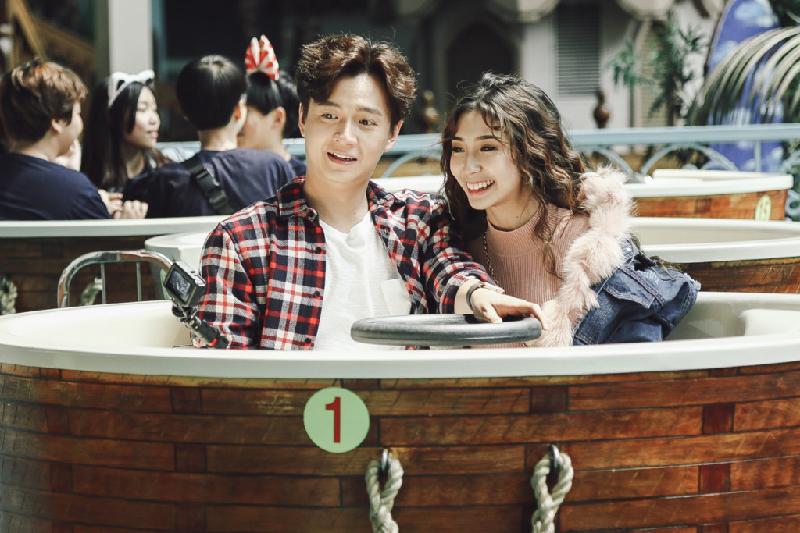 Trong những thước phim đầu tiên, cặp đôi lạc nhau tại Seoul (Hàn Quốc). Chuyến hành trình tìm nhau của họ được thực hiện cuốn hút như phim nhựa. 