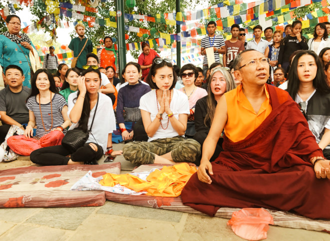 Tại chùa Hòa Bình, Ngô Thanh Vân và hơn 100 doanh nhân trên toàn thế giới có cơ hội tham dự buổi lễ đọc kinh Phật dưới tán cây bồ đề cùng hơn 100 vị Tăng. Ảnh: 