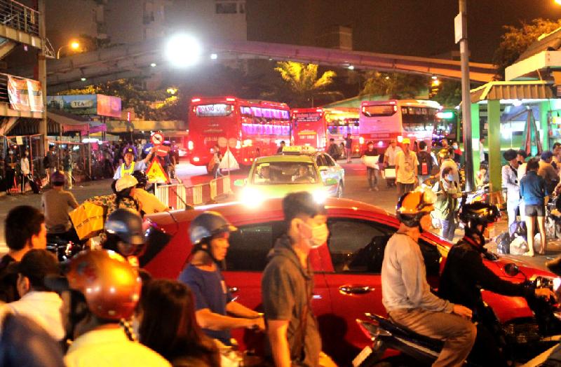 Trước đó, từ rạng sáng 3/5, lượng xe đổ về bến xe miền Đông (quận Bình Thạnh) tăng đột biến. Phần lớn là các ôtô chạy tuyến đường xa chở khách từ miền Trung vào Sài Gòn.