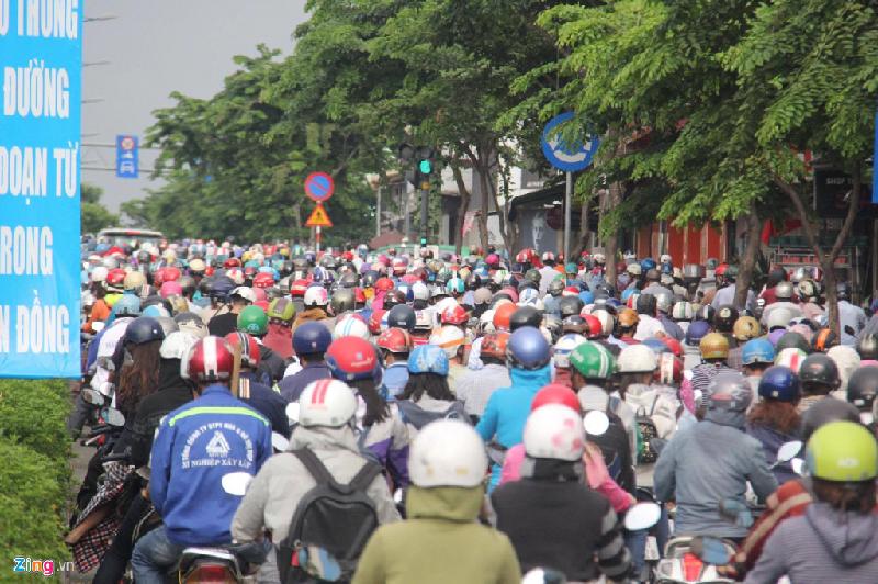 Tại vòng xoay Phạm Văn Đồng - Phan Văn Trị, giáp ranh giữa quận Bình Thạnh và Gò Vấp, hàng nghìn phương tiện chen chúc nhau.