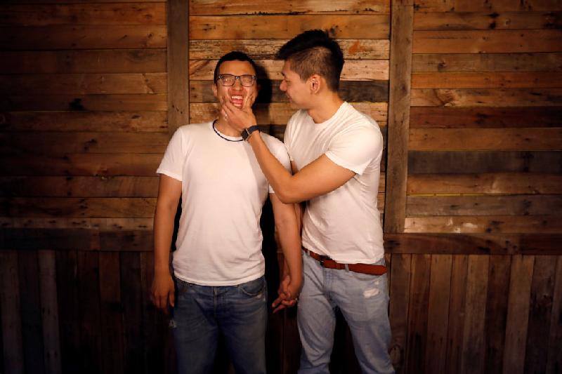 Luật pháp về hôn nhân đồng tính là một trong những vấn đề gây tranh cãi và chia rẽ nhất ở Đài Loan vài năm qua. Vào ngày 24/5, 14 thẩm phán tại cơ quan tư pháp của đảo này sẽ bỏ phiếu để ra phán quyết liệu điều luật cho rằng hôn nhân là hành vi dân sự giữa một người nam và một người nữ có vi hiến hay không. Trong ảnh, Lin Chi Xuan (bên phải), 28 tuổi, và bạn trai Huang Chen Ting.