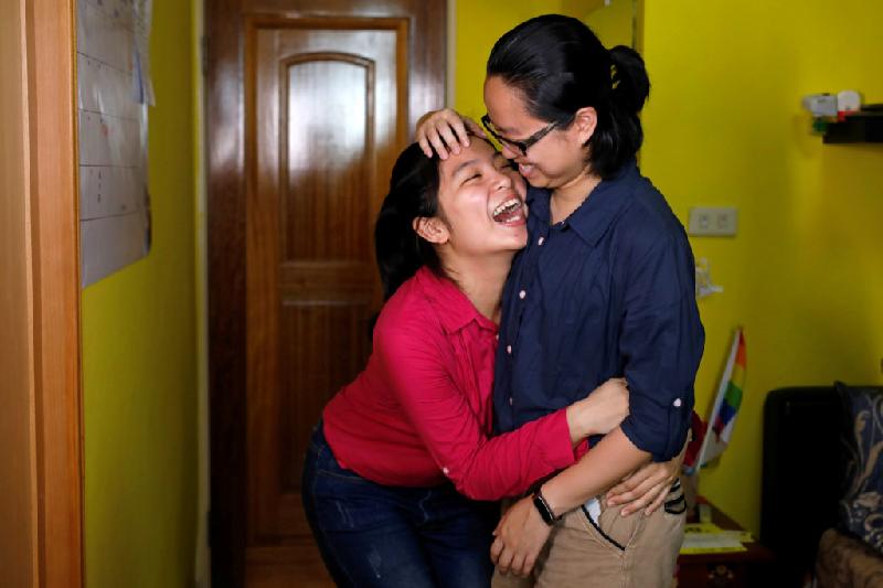 Phe phản đối hôn nhân đồng tính là các nhóm tôn giáo và các nhóm cánh tả ủng hộ mô hình gia đình truyền thống. Trong ảnh, Solo Lee (bên phải), một người quản lý nghệ sĩ 32 tuổi và bạn gái cô, Lisa Cho, 25 tuổi, một trợ lý hành chính.
