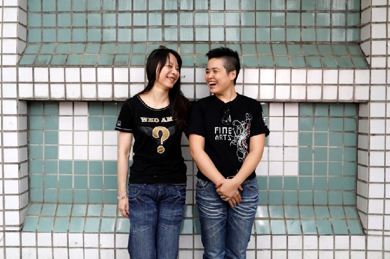 Hồi tháng 12/2016, cơ quan lập pháp do đảng Dân tiến chiếm đa số đã thông qua một dự luận về việc hợp thức hóa hôn nhân đồng tính. Thế nhưng, việc này làm bùng lên sự phản đối quyết liệt từ các nhóm bảo thủ và khiến các nhà lập pháp phải chần chừ. Dự luật này sẽ sớm được đưa ra bàn thảo tiếp. Trong ảnh, Wang Yi (bên phải), một nghệ sĩ 32 tuổi và bạn gái cô, Meng Yu Mei, một người bán hàng 34 tuổi.