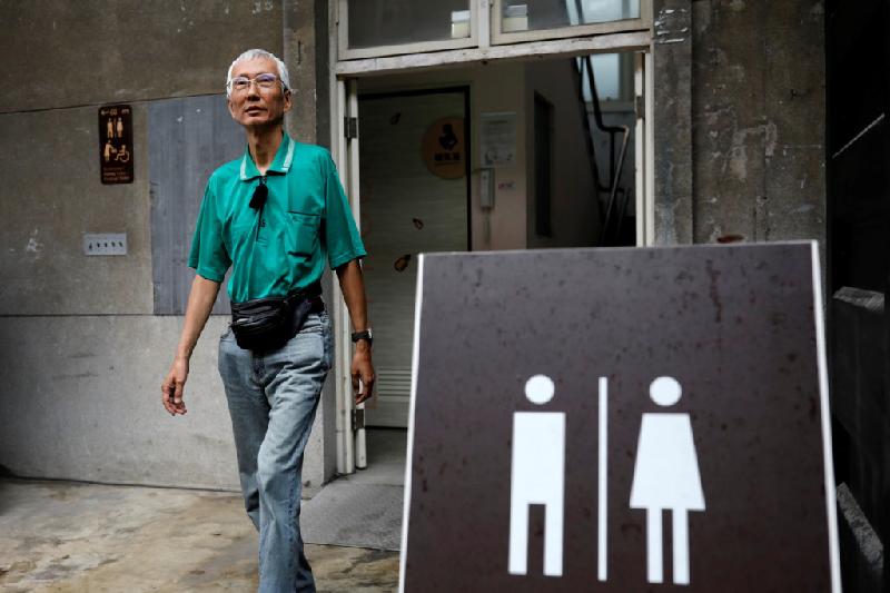 Nhà lãnh đạo Thái Anh Văn đang chịu nhiều chỉ trích từ các nhà hoạt động vì quyền lợi cộng đồng LGBT. Trong lúc tranh cử vào năm 2015, bà công khai là một người ủng hộ hôn nhân đồng tính. Tuy nhiên, sau 1 năm cầm quyền, bà không còn tỏ rõ quan điểm của mình nữa. Trong ảnh là Chi Chia Wei, 59 tuổi, một nhà hoạt động lâu năm vì quyền lợi của người đồng tính. Năm 1986, khi Đài Loan vẫn được đặt trong chế độ thiết quân luật, Chi lần đầu tiên gửi kiến nghị yêu cầu hợp thức hóa hôn nhân đồng tính. Ông đã ở tù 5 tháng vì kiến nghị này.