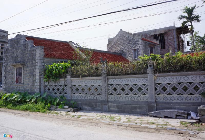 Ở thôn Xuân Phúc, xã Ninh Vân (huyện Hoa Lư, Ninh Bình), đang tồn tại một ngôi nhà cổ có kiến trúc rất đặc biệt. Ngôi nhà này có bốn bề tường vách, cột kèo, sân cổng đều làm bằng đá và gỗ lim, ghép nối hoàn toàn không dùng chất kết dính.