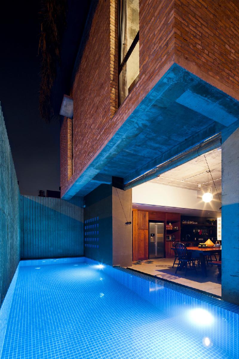 Bể bơi sau nhà còn đóng thêm vai trò làm mát không gian.