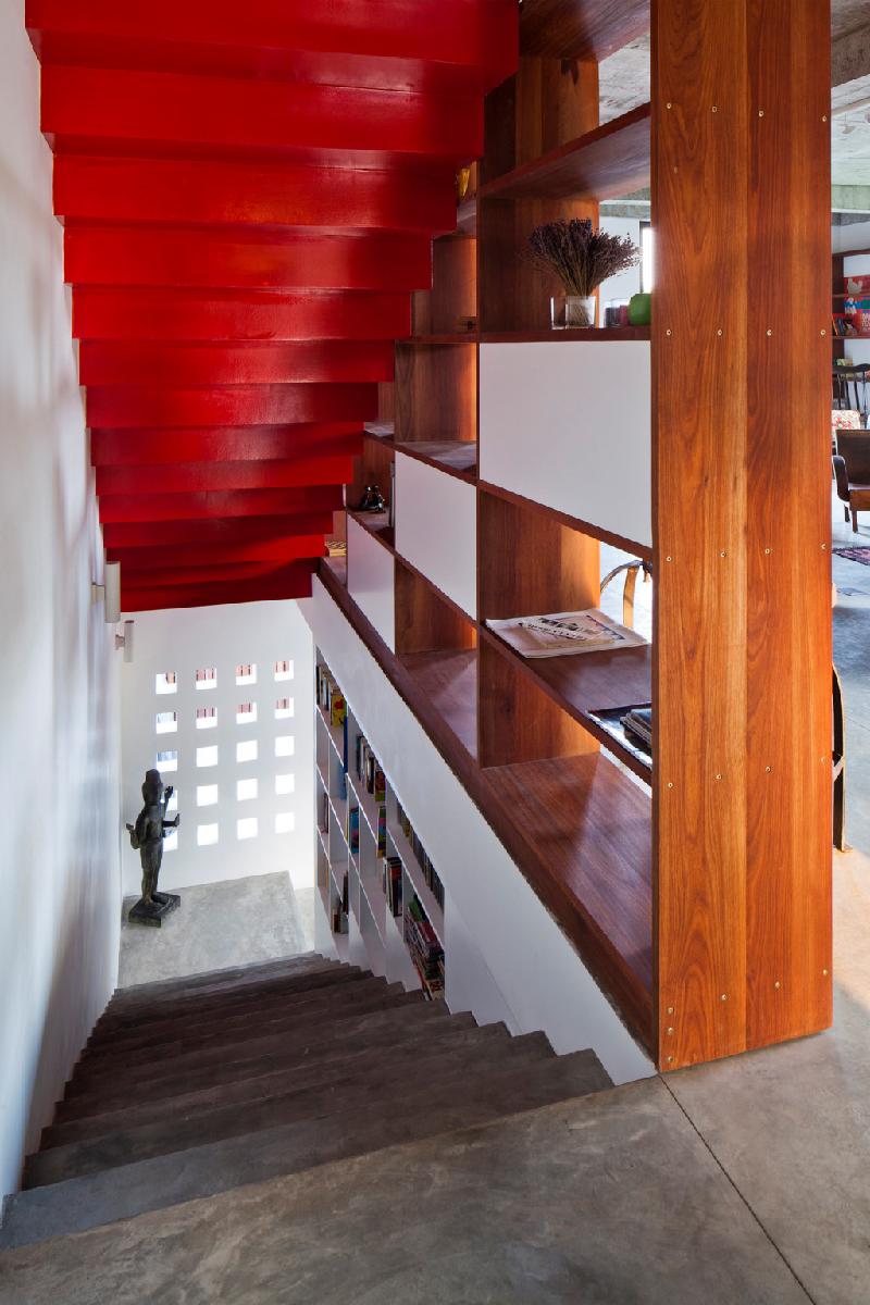 Từ không gian bếp qua một cầu thang sẽ dẫn lên không gian phòng khách.