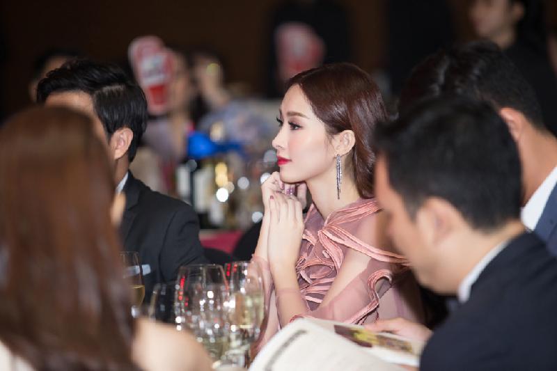 Hoa hậu Việt Nam từng cho biết cô khá kén chọn khi tham gia các sự kiện giải trí. Những chương trình thiện nguyện, hỗ trợ hoàn cảnh khó khăn, người đẹp luôn ưu tiên.