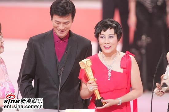 Đắc tội với Uông Minh Thuyên, Quách Khả Doanh đã mất giải Nữ diễn viên xuất sắc vào tay đàn chị.