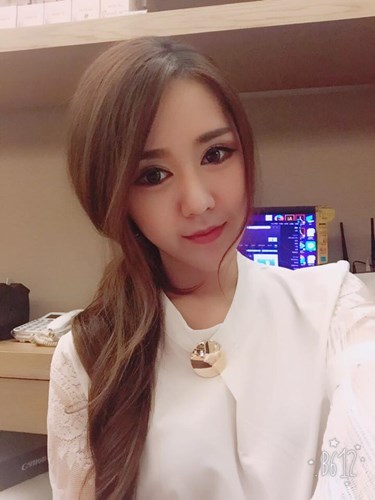 Mới đây, cô gái này trở thành đề tài nóng trên mạng xã hội khi sở hữu nhan sắc xinh đẹp như hot girl. Cô tên Lê Tử Du, 28 tuổi, đã ứng tuyển trở thành ủy viên trong hội đồng thành phố Tân Trúc, Đài Loan. 