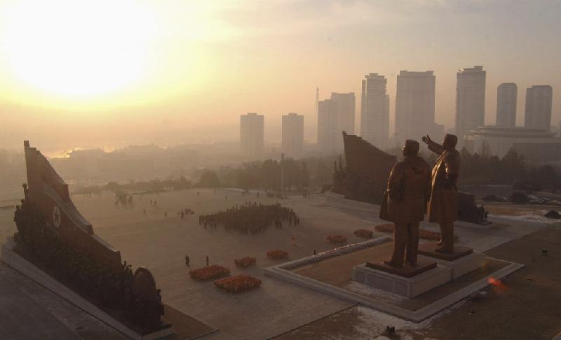 Nhiều công trình lớn của Triều Tiên được xây dựng để tưởng nhớ cố lãnh đạo Kim Il Sung và Kim Jong Il.