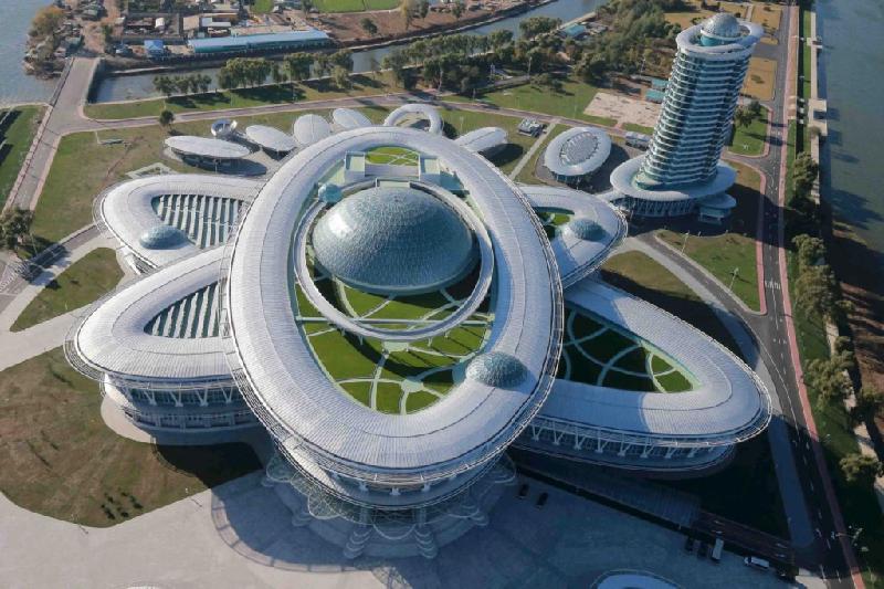 Khoa học cũng rất được coi trọng ở Triều Tiên. Khu tổ hợp Sci-Tech được xây dựng theo dạng nguyên tử và mở cửa đầu năm 2015.