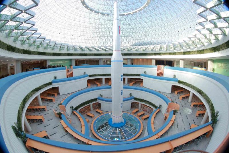 Kim Jong Un cho biết ông hy vọng trung tâm này sẽ giúp “đưa đất nước trở lên giàu mạnh nhờ đầu tàu khoa học và công nghệ”.