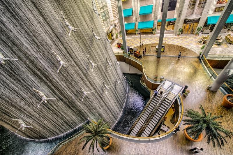 Đây là đài phun nước Divers nằm ở trung tâm thương mại Dubai Mall ở Các tiểu vương quốc Ả Rập thống nhất. Ảnh: 