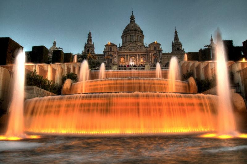 Montjuïc là đài phun nước ở Tây Ban Nha. Được 3.000 công nhân xây dựng phục vụ triển lãm quốc tế Barcelona năm 1929. Đây là nơi trình diễn các bản nhạc phim, Opera kết hợp ánh sáng vào cuối mỗi tuần. Ảnh: 