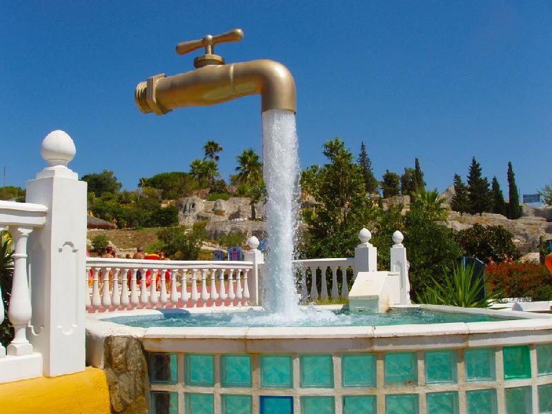 Đài phun nước hình dáng một vòi nước này nằm trên đảo Menorca của Tây Ban Nha. Đường ống dẫn nước được che giấu ngay bên trong dòng nước nước, tạo ấn tượng là vòi nước đang nổi trong không trung. Ảnh: