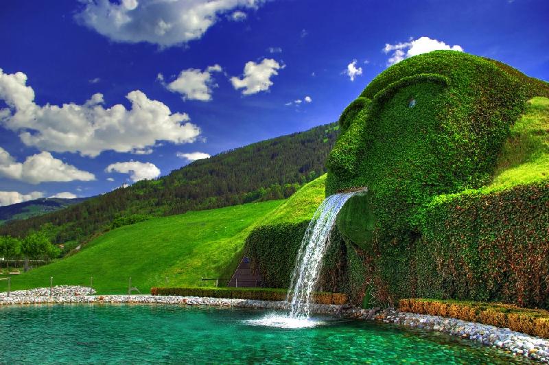 Đài phun nước Swarovski nằm trong khuôn viên bảo tàng Innsbruck ở Áo. Đài phun nước có hình một đầu người phủ cỏ xanh, do nghệ sĩ người Áo Andre Heller thiết kế. Ảnh: 