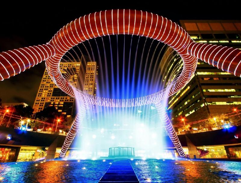 Đài Thịnh vượng nằm bên ngoài trung tâm mua sắm Suntec City, Singapore, được ghi danh vào sách Kỷ lục thế giới năm 1998 là đài phun nước lớn nhất thế giới, diện tích 1.683 m2 và cao 13 m. Ảnh: 