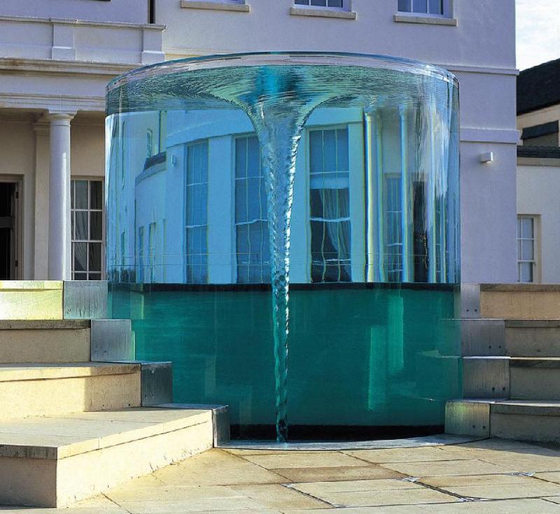 Đài phun nước Charybdis ở Anh được nhà điêu khắc nước William Pye tạo ra vào năm 2000. Đài phun nước được bao bọc trong một ống trụ lớn bằng nhựa acrylic trong suốt. Cứ 15 phút, một xoáy nước sẽ được hình thành ở trung tâm của đài phun. Cầu thang hai bên cho phép du khách nhìn thẳng vào dòng nước xoáy. Ảnh: 