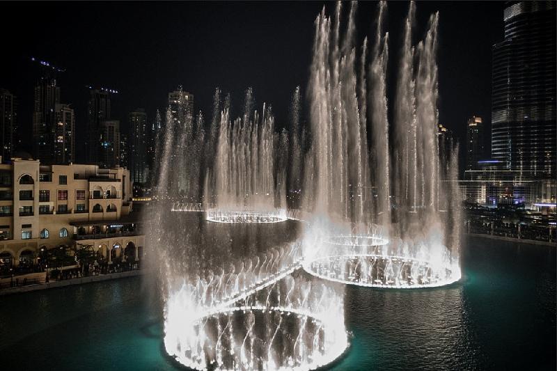 Đài phun nước Dubai (UAE) nằm trên một hồ nước rộng 12 ha, gồm năm vòng tròn có khả năng phun tia nước cao bằng tòa nhà 50 tầng. Đài phun được trang bị 6.600 đèn Led và 25 máy chiếu màu, cho phép các vòi nước hiển thị hình ảnh khác nhau. Các chùm ánh sáng của đài phun nước có thể nhìn thấy từ cách đó vài chục km, khiến nó trở thành điểm sáng nhất trong khu vực Trung Đông. Ảnh: 