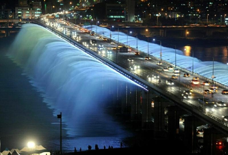 Moonpoon Banpo của Hàn Quốc được coi là đài phun nước trên cầu dài nhất thế giới, sử dụng 10.000 đèn Led và 380 tia nước chạy dọc theo cả hai cạnh của cây cầu dài 1.404 m. Nước được lấy trực tiếp từ sông Hàn và các đài phun nước bắn lên đến 43 m theo chiều ngang. Chúng cũng có thể được lập trình để di chuyển theo thời gian và âm nhạc. Ảnh: 