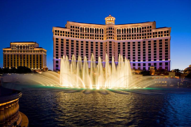 Đài phun nước Bellagio được đặt ngay trước sòng bạc Las Vegas, với chi phí xây dựng 40 triệu USD, bao gồm 1.200 đầu phun, 8.000 m đường ống và 4.500 đèn chiếu sáng. Tia nước có thể bắn lên đến độ cao của tòa nhà 24 tầng. Mỗi ngày, một nhóm 30 kỹ sư làm công việc bảo trì cho đài phun nước này. Ảnh: