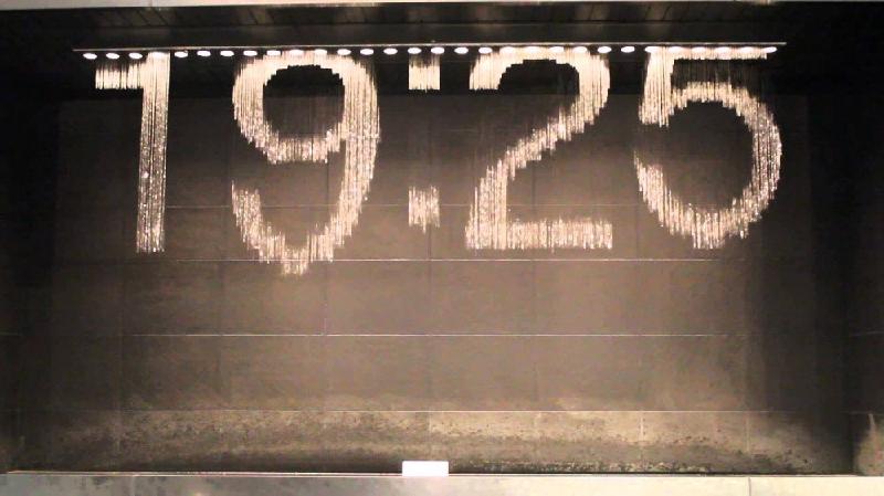 Đài phun nước hình chữ nhật này nằm bên trong toà nhà South Gate của khu phức hợp Osaka City Station, Nhật Bản. Các tia nước được lập trình, phun nước hiển thị thời gian, các hoa văn nghệ thuật, văn bản. Ảnh: 