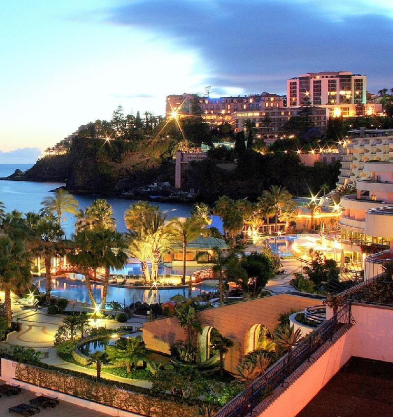 Khách sạn, khu nghỉ dưỡng đẳng cấp. Madeira xứng đáng làm “điểm đến hàng đầu châu Âu” với những khách sạn sang trọng bên bờ biển, nhà hàng đạt chuẩn sao Michelin, những khu spa chuyên nghiệp… Đà Nẵng cũng được du khách quốc tế tìm đến tham quan và sinh sống nhờ nhiều tổ hợp du lịch và giải trí hàng đầu Đông Nam Á, nổi bật là Cocobay Đà Nẵng. Ôm trọn vẻ đẹp của bãi biển dài, dãy Ngũ Hành Sơn và sông Cổ Cò thơ mộng, tòa tháp tập trung nhiều nhà hàng, trung tâm mua sắm và hoạt động vui chơi giải trí sôi động. Nơi đây cũng là ngôi nhà mới của chân sút Cristiano Ronaldo tại Việt Nam.