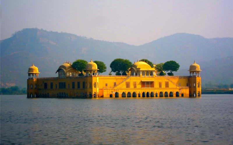 Cung điện giữa hồ ở Ấn Độ
