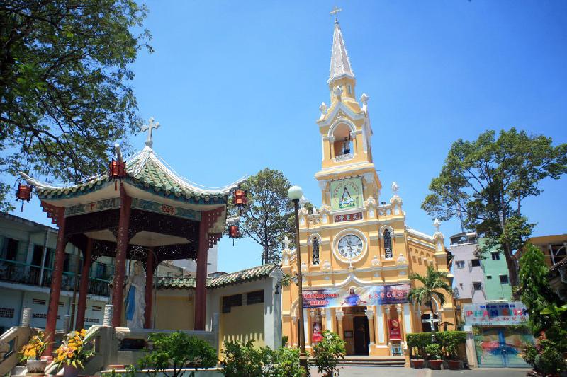 Nhà thờ Cha Tam có tên chính thức là Nhà thờ Thánh Francisco Xavier, được khánh thành năm 1902. Không chỉ là nơi sinh hoạt tôn giáo, đây còn là nơi thu hút du khách tới thưởng lãm. Ảnh: Reds.