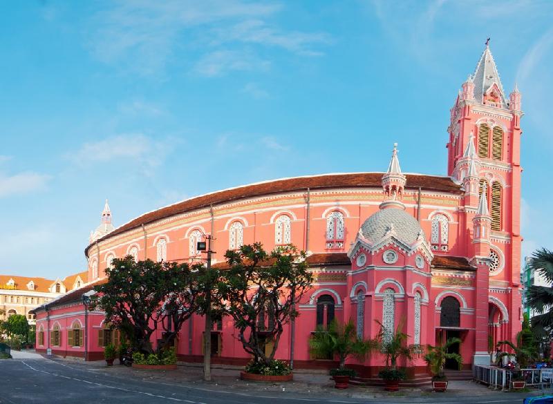 Nhà thờ Tân Định cùng với nhà thờ Đức Bà là hai công trình được xây dựng từ rất sớm với quy mô lớn tại Sài Gòn. Nét ấn tượng nhất ở nhà thờ này là màu hồng phủ khắp các bức tưởng, cả bên ngoài lẫn bên trong. Ảnh: Osalam.