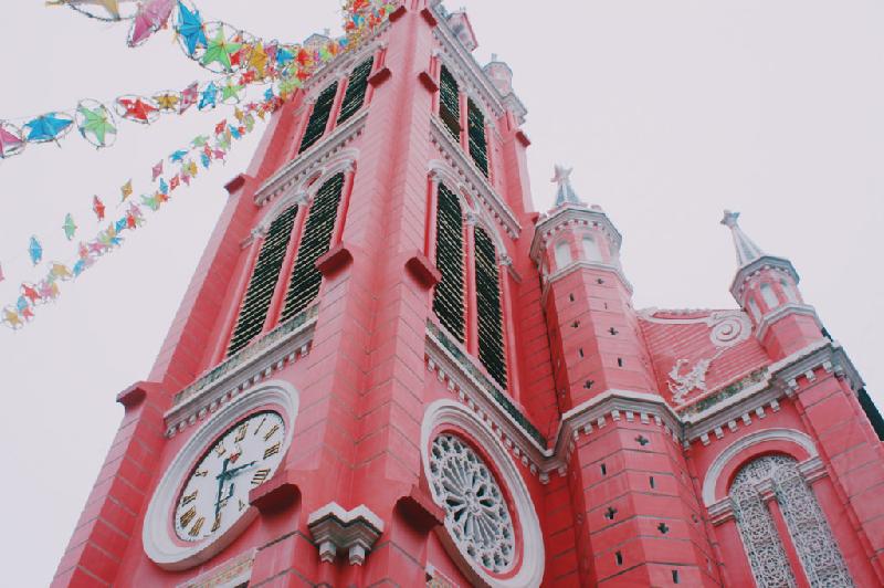 Màu hồng của nhà thờ Tân Định với tên gọi thân thương “nhà thờ màu hồng” gợi cảm giác thú vị, tươi mới, với tuổi đời hai thế kỷ. Nhà thờ phần lớn được xây dựng theo kiến trúc Gothic, nhưng một số chi tiết trang trí được kết hợp kiểu Roman và Baroque. Ảnh: Wendy Nguyễn.