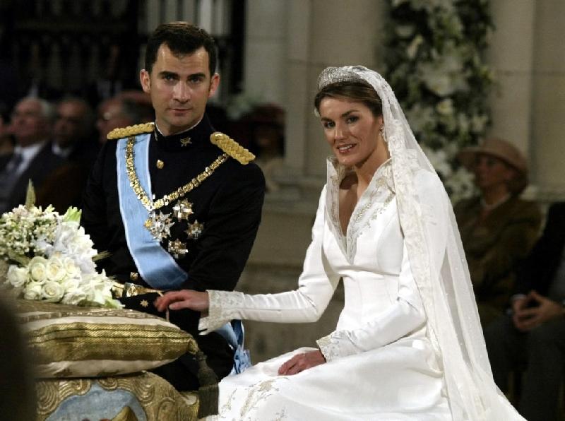 Đến năm 2004, tại Thánh đường Almudena diễn ra lễ cưới hoàng gia long trọng của Hoàng tử Tây Ban Nha Felipe, cùng nữ nhà báo Letizia Ortiz Rocasolano. 10 năm sau, họ trở thành vua và hoàng hậu của nước này. Ảnh: 