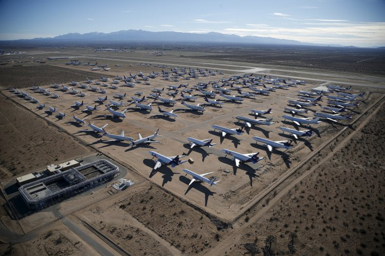 Sân bay Southern California Logistics tọa lạc ở Victorville, California, Mỹ, cách Los Angeles khoảng 130 km. Nhờ nằm trong sa mạc Mojave, Victorville có khí hậu khô nóng - nơi lý tưởng để giữ những chiếc máy bay già cỗi trong khoảng thời gian dài.
