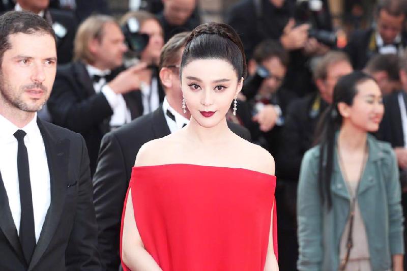 Hôm 24/5, Phạm Băng Băng nổi bật trong bộ váy dáng cape khoe vai trần gợi cảm trên thảm đỏ LHP Cannes. Nhiều người nhận xét thiết kế của Vanentino khéo tôn dáng minh tinh Trung Quốc.