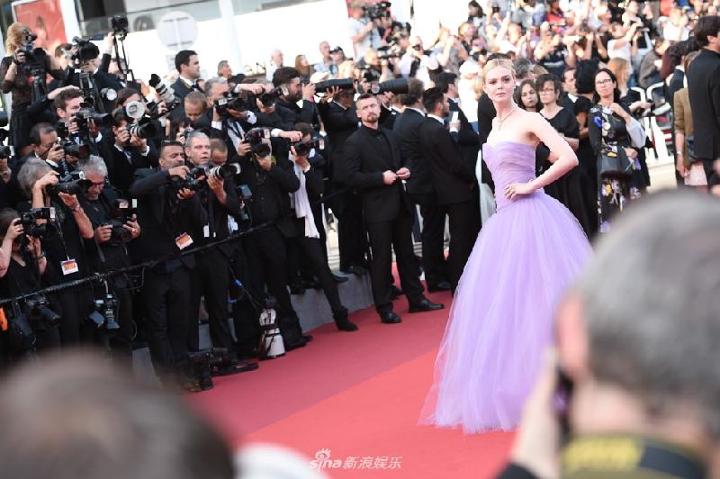 Công chúa thảm đỏ Elle Fanning đài các giữa rừng phóng viên. Minh tinh 19 tuổi là ngôi sao mùa Cannes lần thứ 70. Cô luôn nhận được sự ủng hộ của truyền thông quốc tế.