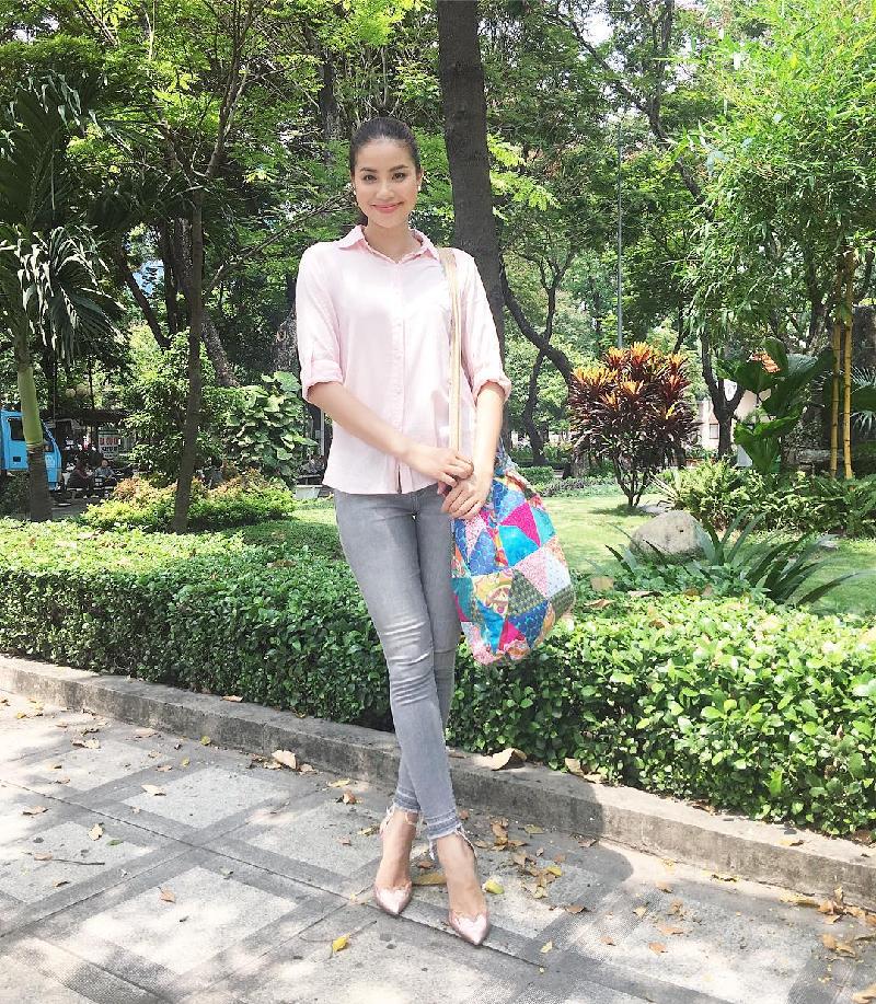 Hoa hậu Phạm Hương giản dị xuống phố dạo chơi