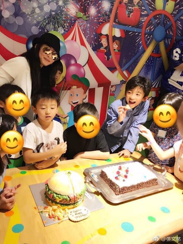Hai cậu nhóc vui vẻ trong bữa tiệc sinh nhật bên bạn bè