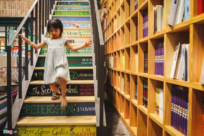 Bước vào bên trong cửa hàng, bạn sẽ khó phân biệt được đây là quán cà phê hay nhà sách, vì bao bọc xung quanh là những kệ sách áp tường lớn, với hàng ngàn đầu sách khác nhau. Bên cạnh đó, không thể không nhắc đến chiếc cầu thang đặc biệt, là điểm nhấn với mỗi bậc thang ghi tên một tựa sách nổi tiếng.