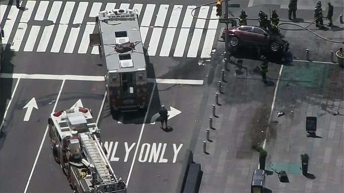 Cảnh sát New York cho biết có ít nhất 20 người đang được điều trị sau khi một chiếc xe lao vào người đi đường tại Quảng trường Thời đại (Times Square) ở thành phố New York (Mỹ) vào trưa ngày 18/5. Ảnh: NBC.