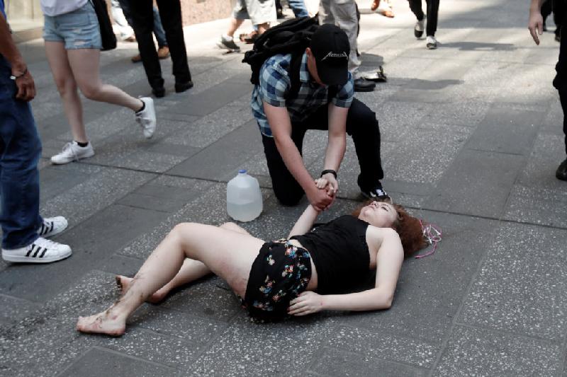 New York Post miêu tả cảnh tượng người đi bộ bị thương đang nằm la liệt gần đó và 1 người đã được phủ vải trắng. Một người bị thương kể với Reuters rằng hành động của lái xe có vẻ là 