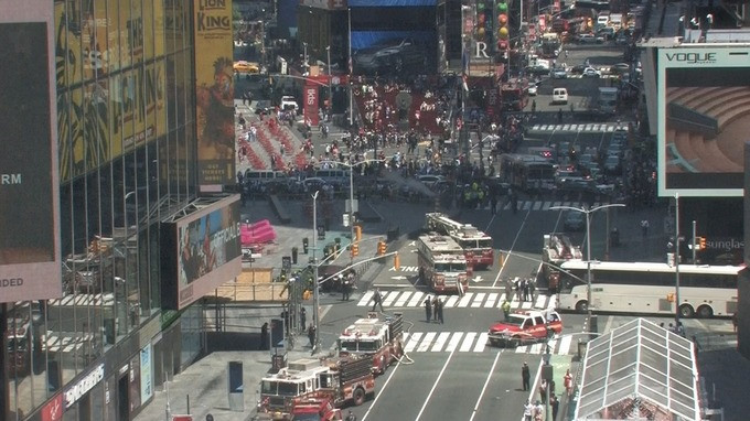 Toàn cảnh Quảng trường Thời đại sau vụ đâm xe. Ảnh: Reuters.