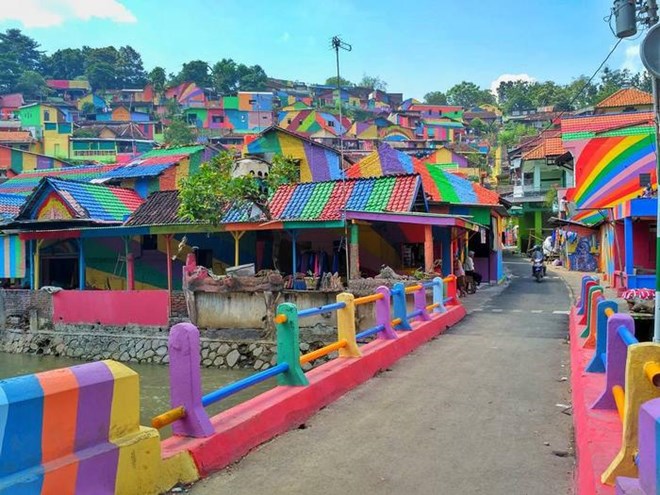 Người dân địa phương đã bỏ ra hơn 22.000 USD để biến ngôi làng nhem nhuốc thành một công trình nghệ thuật. (Nguồn: boredpanda)