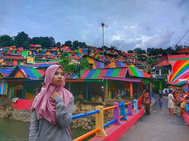 Ý tưởng ngôi làng cầu vồng ở Kampung Pelangi được khởi xướng bởi hiệu trưởng trường tiểu học Slamet Widodo. (Nguồn: boredpanda)