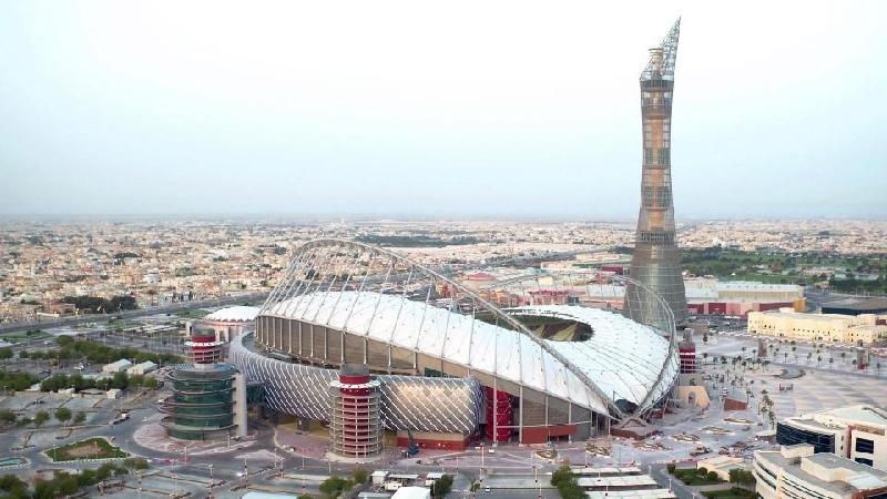 Sân vận động đầu tiên nằm trong hệ thống sân đấu phục vụ World Cup 2022 đã hoàn thành và chuẩn bị ra mắt chính thức. Đó là sân Khalifa có sức chứa 40.000 chỗ ngồi, được sửa sang với chi phí 122 triệu USD. Bên trong sân đấu có hệ thống điều hòa nhằm duy trì mức 24 đến 28 độ C trên khán đài và 26 độ C dưới sân. Khalifa trở thành sân vận động đầu tiên trên thế giới có điều hòa nhiệt độ. 